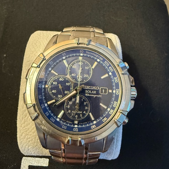 Seiko Solar Chronograph with Blue Dial and Silver Band - Picture 7 of 9